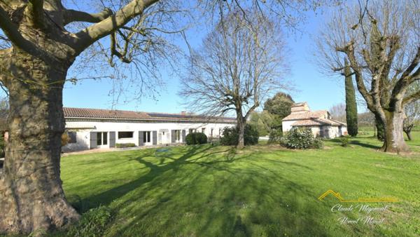 PROPRIÉTÉ DE PRESTIGE AUX PORTES DE TOULOUSE - ENTIÈREMENT RÉNOVÉE - AVEC PISCINE ET DÉPENDANCES D'EXCEPTION