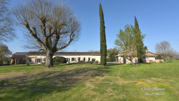 PROPRIÉTÉ DE PRESTIGE AUX PORTES DE TOULOUSE - ENTIÈREMENT RÉNOVÉE - AVEC PISCINE ET DÉPENDANCES D'EXCEPTION