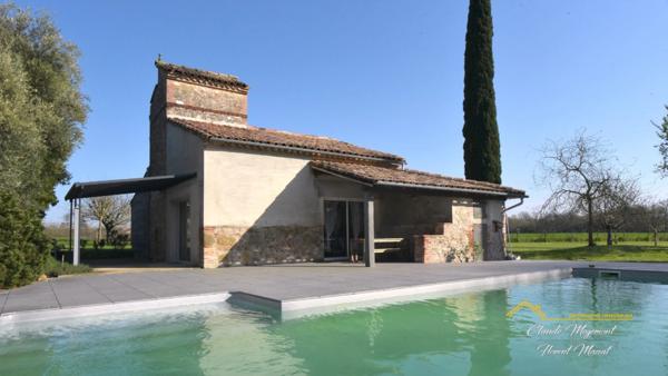PROPRIÉTÉ DE PRESTIGE AUX PORTES DE TOULOUSE - ENTIÈREMENT RÉNOVÉE - AVEC PISCINE ET DÉPENDANCES D'EXCEPTION
