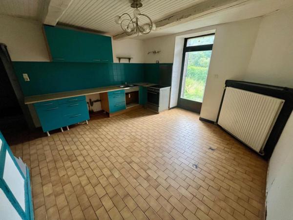 Maison de village en pierre à rénover – Gespunsart, proche frontière belge