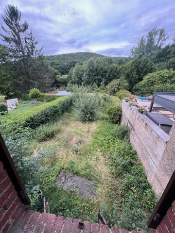 Maison de village en pierre à rénover – Gespunsart, proche frontière belge