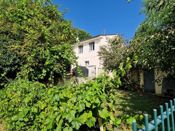 Une habitation principale avec T2 indépendant !