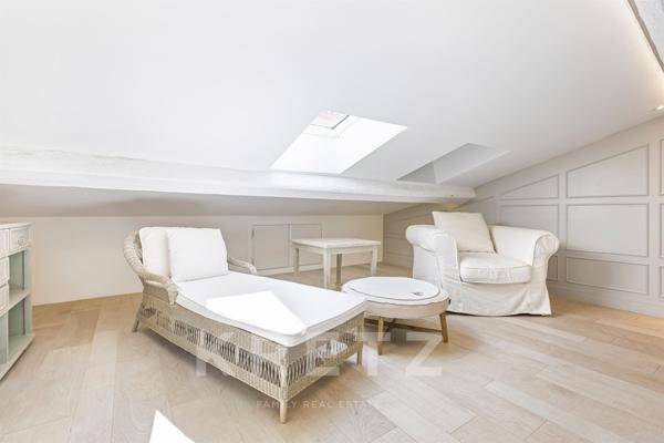 MAGNIFIQUE APPARTEMENT AVEC TERRASSE _ PORT DE SAINT-TROPEZ