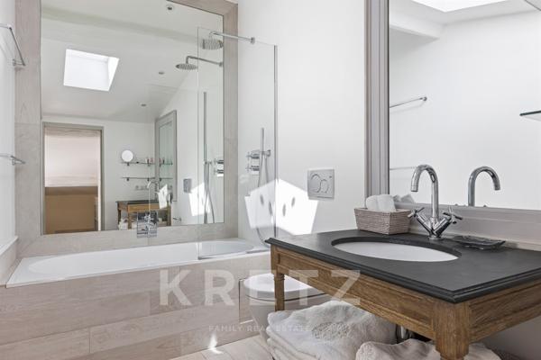 MAGNIFIQUE APPARTEMENT AVEC TERRASSE _ PORT DE SAINT-TROPEZ