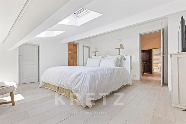 MAGNIFIQUE APPARTEMENT AVEC TERRASSE _ PORT DE SAINT-TROPEZ