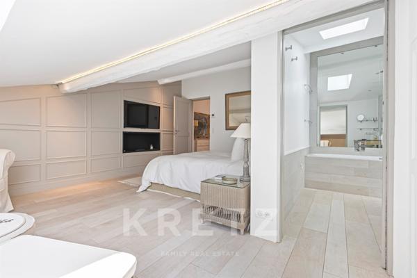MAGNIFIQUE APPARTEMENT AVEC TERRASSE _ PORT DE SAINT-TROPEZ