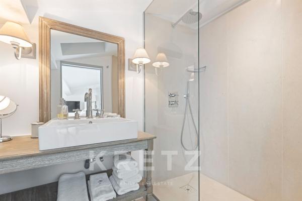 MAGNIFIQUE APPARTEMENT AVEC TERRASSE _ PORT DE SAINT-TROPEZ