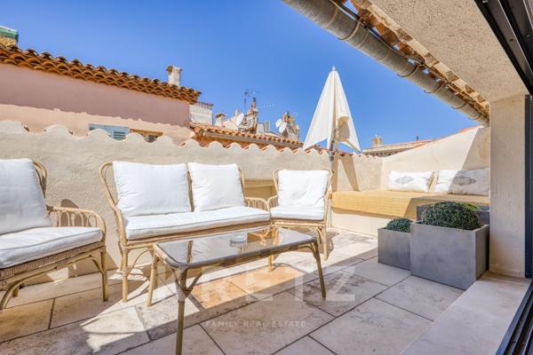 MAGNIFIQUE APPARTEMENT AVEC TERRASSE _ PORT DE SAINT-TROPEZ