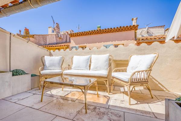 MAGNIFIQUE APPARTEMENT AVEC TERRASSE _ PORT DE SAINT-TROPEZ