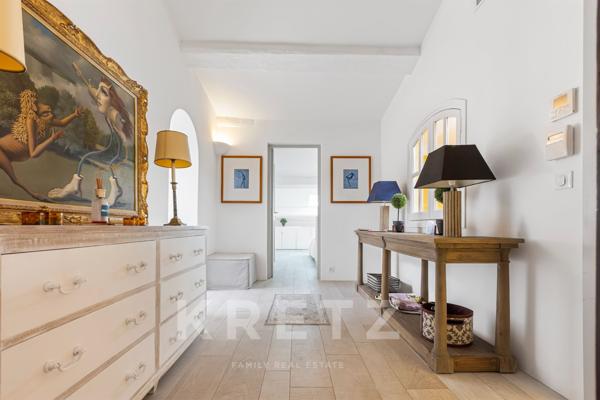 MAGNIFIQUE APPARTEMENT AVEC TERRASSE _ PORT DE SAINT-TROPEZ