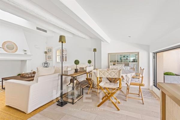 MAGNIFIQUE APPARTEMENT AVEC TERRASSE _ PORT DE SAINT-TROPEZ