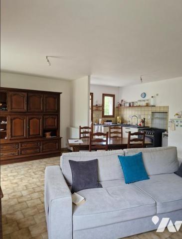 longère avec un T3 rénové avec entrée séjour/cuisine, 2 chambres, sdb, wc. Une partie à rénover