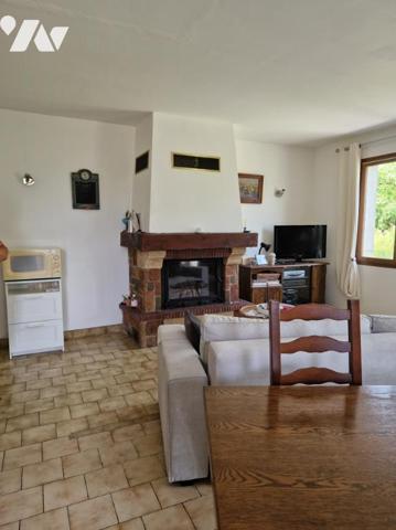 longère avec un T3 rénové avec entrée séjour/cuisine, 2 chambres, sdb, wc. Une partie à rénover