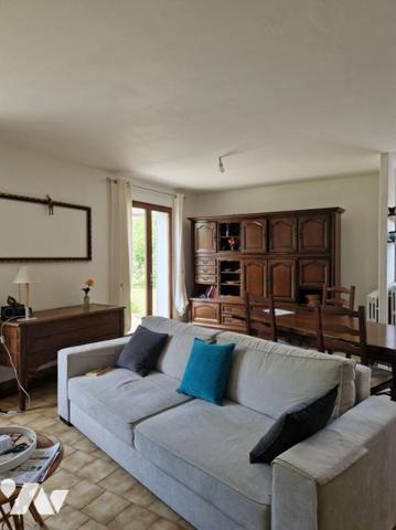 longère avec un T3 rénové avec entrée séjour/cuisine, 2 chambres, sdb, wc. Une partie à rénover