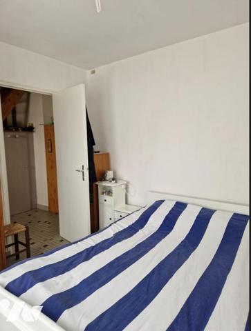 longère avec un T3 rénové avec entrée séjour/cuisine, 2 chambres, sdb, wc. Une partie à rénover