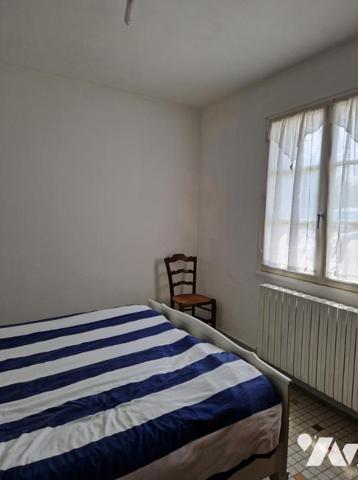 longère avec un T3 rénové avec entrée séjour/cuisine, 2 chambres, sdb, wc. Une partie à rénover