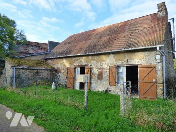 Maison en pierre, masse et briques sous tôles de deux pièces, à restaurer
Dépendance
Terrain ...