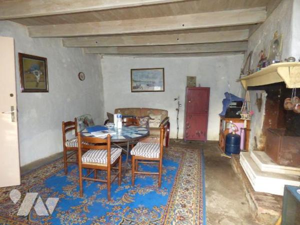 Maison en pierre, masse et briques sous tôles de deux pièces, à restaurer
Dépendance
Terrain ...