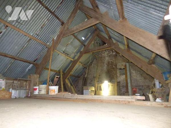 Maison en pierre, masse et briques sous tôles de deux pièces, à restaurer
Dépendance
Terrain ...