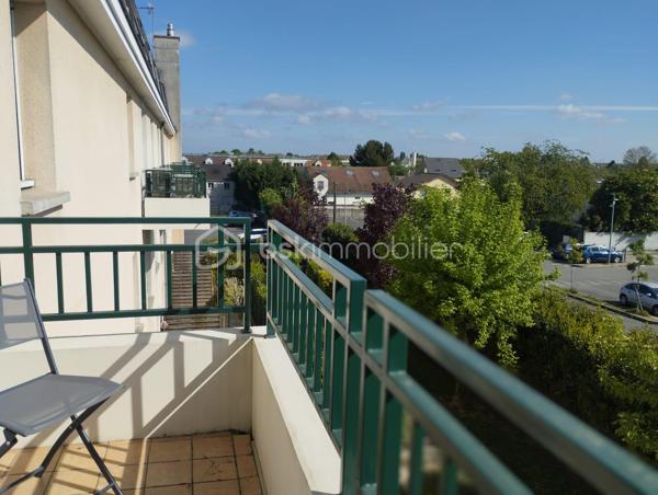 Découvrez cet appartement de charme idéalement situé au sein d'une copropriété paisible à proximité de toutes commodités. 

Ce bien d'environ 60m² en duplex, niché au deuxième et dernier étage, offre trois pièces lumineuses ainsi  qu'un balcon .

Au RDC:  une cuisine ouverte et spacieuse ainsi que la pièce de vie.

Au 1er étage: Deux belles chambres, une salle de bain.

Grâce à un agencement astucieux, chaque espace est optimisé pour votre confort.

Profitez d'une place de parking privé, prêts à accueillir votre véhicule en toute sécurité.

Les commerces, écoles et transports sont à quelques pas, facilitant vos déplacements quotidiens. 

 Contactez Franck Alves pour programmer une visite!