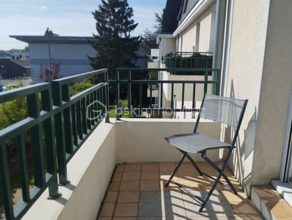 Découvrez cet appartement de charme idéalement situé au sein d'une copropriété paisible à proximité de toutes commodités. 

Ce bien d'environ 60m² en duplex, niché au deuxième et dernier étage, offre trois pièces lumineuses ainsi  qu'un balcon .

Au RDC:  une cuisine ouverte et spacieuse ainsi que la pièce de vie.

Au 1er étage: Deux belles chambres, une salle de bain.

Grâce à un agencement astucieux, chaque espace est optimisé pour votre confort.

Profitez d'une place de parking privé, prêts à accueillir votre véhicule en toute sécurité.

Les commerces, écoles et transports sont à quelques pas, facilitant vos déplacements quotidiens. 

 Contactez Franck Alves pour programmer une visite!