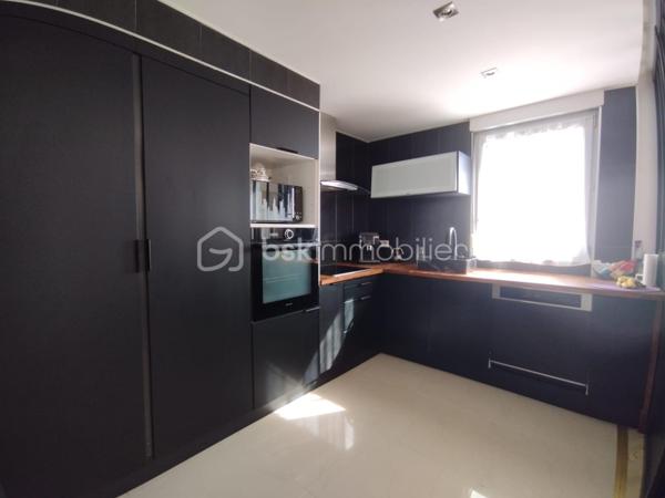 Découvrez cet appartement de charme idéalement situé au sein d'une copropriété paisible à proximité de toutes commodités. 

Ce bien d'environ 60m² en duplex, niché au deuxième et dernier étage, offre trois pièces lumineuses ainsi  qu'un balcon .

Au RDC:  une cuisine ouverte et spacieuse ainsi que la pièce de vie.

Au 1er étage: Deux belles chambres, une salle de bain.

Grâce à un agencement astucieux, chaque espace est optimisé pour votre confort.

Profitez d'une place de parking privé, prêts à accueillir votre véhicule en toute sécurité.

Les commerces, écoles et transports sont à quelques pas, facilitant vos déplacements quotidiens. 

 Contactez Franck Alves pour programmer une visite!