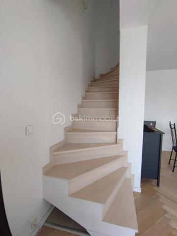 Découvrez cet appartement de charme idéalement situé au sein d'une copropriété paisible à proximité de toutes commodités. 

Ce bien d'environ 60m² en duplex, niché au deuxième et dernier étage, offre trois pièces lumineuses ainsi  qu'un balcon .

Au RDC:  une cuisine ouverte et spacieuse ainsi que la pièce de vie.

Au 1er étage: Deux belles chambres, une salle de bain.

Grâce à un agencement astucieux, chaque espace est optimisé pour votre confort.

Profitez d'une place de parking privé, prêts à accueillir votre véhicule en toute sécurité.

Les commerces, écoles et transports sont à quelques pas, facilitant vos déplacements quotidiens. 

 Contactez Franck Alves pour programmer une visite!