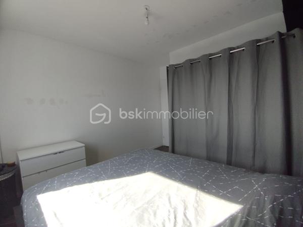 Découvrez cet appartement de charme idéalement situé au sein d'une copropriété paisible à proximité de toutes commodités. 

Ce bien d'environ 60m² en duplex, niché au deuxième et dernier étage, offre trois pièces lumineuses ainsi  qu'un balcon .

Au RDC:  une cuisine ouverte et spacieuse ainsi que la pièce de vie.

Au 1er étage: Deux belles chambres, une salle de bain.

Grâce à un agencement astucieux, chaque espace est optimisé pour votre confort.

Profitez d'une place de parking privé, prêts à accueillir votre véhicule en toute sécurité.

Les commerces, écoles et transports sont à quelques pas, facilitant vos déplacements quotidiens. 

 Contactez Franck Alves pour programmer une visite!