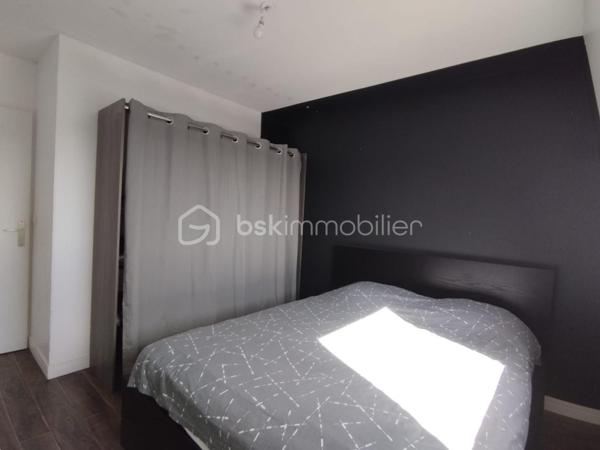 Découvrez cet appartement de charme idéalement situé au sein d'une copropriété paisible à proximité de toutes commodités. 

Ce bien d'environ 60m² en duplex, niché au deuxième et dernier étage, offre trois pièces lumineuses ainsi  qu'un balcon .

Au RDC:  une cuisine ouverte et spacieuse ainsi que la pièce de vie.

Au 1er étage: Deux belles chambres, une salle de bain.

Grâce à un agencement astucieux, chaque espace est optimisé pour votre confort.

Profitez d'une place de parking privé, prêts à accueillir votre véhicule en toute sécurité.

Les commerces, écoles et transports sont à quelques pas, facilitant vos déplacements quotidiens. 

 Contactez Franck Alves pour programmer une visite!