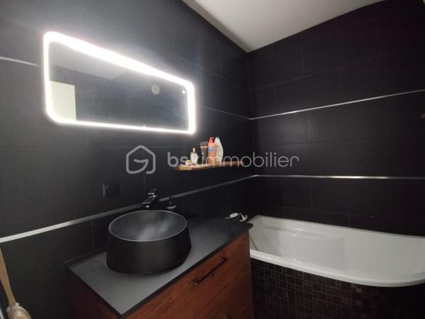 Découvrez cet appartement de charme idéalement situé au sein d'une copropriété paisible à proximité de toutes commodités. 

Ce bien d'environ 60m² en duplex, niché au deuxième et dernier étage, offre trois pièces lumineuses ainsi  qu'un balcon .

Au RDC:  une cuisine ouverte et spacieuse ainsi que la pièce de vie.

Au 1er étage: Deux belles chambres, une salle de bain.

Grâce à un agencement astucieux, chaque espace est optimisé pour votre confort.

Profitez d'une place de parking privé, prêts à accueillir votre véhicule en toute sécurité.

Les commerces, écoles et transports sont à quelques pas, facilitant vos déplacements quotidiens. 

 Contactez Franck Alves pour programmer une visite!