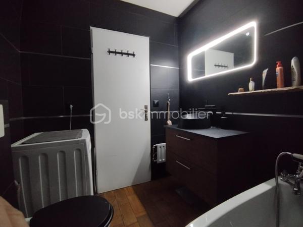 Découvrez cet appartement de charme idéalement situé au sein d'une copropriété paisible à proximité de toutes commodités. 

Ce bien d'environ 60m² en duplex, niché au deuxième et dernier étage, offre trois pièces lumineuses ainsi  qu'un balcon .

Au RDC:  une cuisine ouverte et spacieuse ainsi que la pièce de vie.

Au 1er étage: Deux belles chambres, une salle de bain.

Grâce à un agencement astucieux, chaque espace est optimisé pour votre confort.

Profitez d'une place de parking privé, prêts à accueillir votre véhicule en toute sécurité.

Les commerces, écoles et transports sont à quelques pas, facilitant vos déplacements quotidiens. 

 Contactez Franck Alves pour programmer une visite!