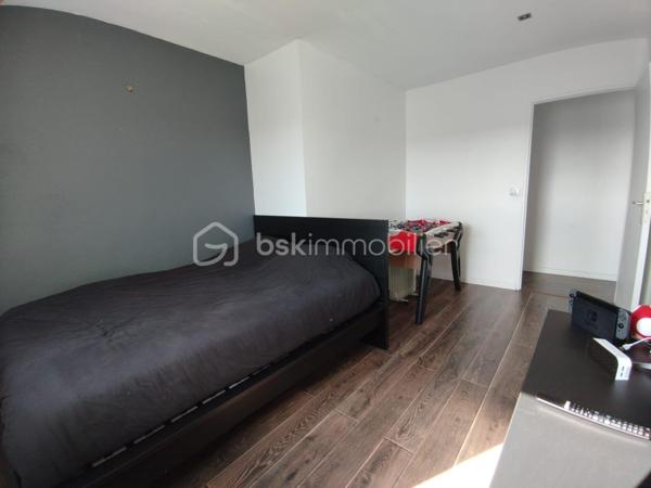 Découvrez cet appartement de charme idéalement situé au sein d'une copropriété paisible à proximité de toutes commodités. 

Ce bien d'environ 60m² en duplex, niché au deuxième et dernier étage, offre trois pièces lumineuses ainsi  qu'un balcon .

Au RDC:  une cuisine ouverte et spacieuse ainsi que la pièce de vie.

Au 1er étage: Deux belles chambres, une salle de bain.

Grâce à un agencement astucieux, chaque espace est optimisé pour votre confort.

Profitez d'une place de parking privé, prêts à accueillir votre véhicule en toute sécurité.

Les commerces, écoles et transports sont à quelques pas, facilitant vos déplacements quotidiens. 

 Contactez Franck Alves pour programmer une visite!