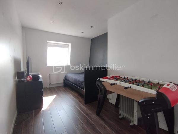 Découvrez cet appartement de charme idéalement situé au sein d'une copropriété paisible à proximité de toutes commodités. 

Ce bien d'environ 60m² en duplex, niché au deuxième et dernier étage, offre trois pièces lumineuses ainsi  qu'un balcon .

Au RDC:  une cuisine ouverte et spacieuse ainsi que la pièce de vie.

Au 1er étage: Deux belles chambres, une salle de bain.

Grâce à un agencement astucieux, chaque espace est optimisé pour votre confort.

Profitez d'une place de parking privé, prêts à accueillir votre véhicule en toute sécurité.

Les commerces, écoles et transports sont à quelques pas, facilitant vos déplacements quotidiens. 

 Contactez Franck Alves pour programmer une visite!