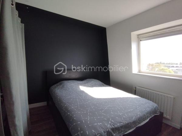 Découvrez cet appartement de charme idéalement situé au sein d'une copropriété paisible à proximité de toutes commodités. 

Ce bien d'environ 60m² en duplex, niché au deuxième et dernier étage, offre trois pièces lumineuses ainsi  qu'un balcon .

Au RDC:  une cuisine ouverte et spacieuse ainsi que la pièce de vie.

Au 1er étage: Deux belles chambres, une salle de bain.

Grâce à un agencement astucieux, chaque espace est optimisé pour votre confort.

Profitez d'une place de parking privé, prêts à accueillir votre véhicule en toute sécurité.

Les commerces, écoles et transports sont à quelques pas, facilitant vos déplacements quotidiens. 

 Contactez Franck Alves pour programmer une visite!