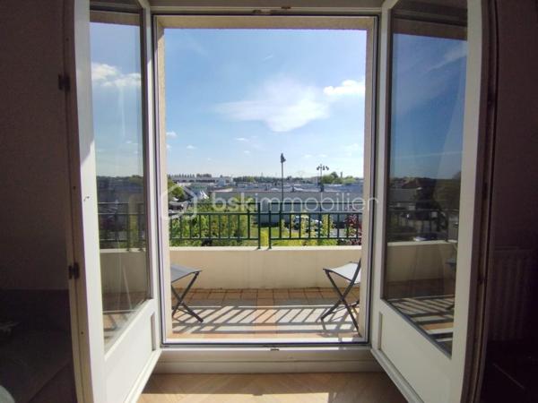 Découvrez cet appartement de charme idéalement situé au sein d'une copropriété paisible à proximité de toutes commodités. 

Ce bien d'environ 60m² en duplex, niché au deuxième et dernier étage, offre trois pièces lumineuses ainsi  qu'un balcon .

Au RDC:  une cuisine ouverte et spacieuse ainsi que la pièce de vie.

Au 1er étage: Deux belles chambres, une salle de bain.

Grâce à un agencement astucieux, chaque espace est optimisé pour votre confort.

Profitez d'une place de parking privé, prêts à accueillir votre véhicule en toute sécurité.

Les commerces, écoles et transports sont à quelques pas, facilitant vos déplacements quotidiens. 

 Contactez Franck Alves pour programmer une visite!