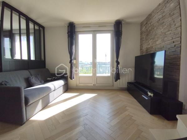 Découvrez cet appartement de charme idéalement situé au sein d'une copropriété paisible à proximité de toutes commodités. 

Ce bien d'environ 60m² en duplex, niché au deuxième et dernier étage, offre trois pièces lumineuses ainsi  qu'un balcon .

Au RDC:  une cuisine ouverte et spacieuse ainsi que la pièce de vie.

Au 1er étage: Deux belles chambres, une salle de bain.

Grâce à un agencement astucieux, chaque espace est optimisé pour votre confort.

Profitez d'une place de parking privé, prêts à accueillir votre véhicule en toute sécurité.

Les commerces, écoles et transports sont à quelques pas, facilitant vos déplacements quotidiens. 

 Contactez Franck Alves pour programmer une visite!
