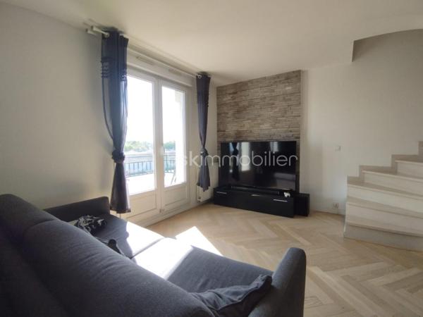 Découvrez cet appartement de charme idéalement situé au sein d'une copropriété paisible à proximité de toutes commodités. 

Ce bien d'environ 60m² en duplex, niché au deuxième et dernier étage, offre trois pièces lumineuses ainsi  qu'un balcon .

Au RDC:  une cuisine ouverte et spacieuse ainsi que la pièce de vie.

Au 1er étage: Deux belles chambres, une salle de bain.

Grâce à un agencement astucieux, chaque espace est optimisé pour votre confort.

Profitez d'une place de parking privé, prêts à accueillir votre véhicule en toute sécurité.

Les commerces, écoles et transports sont à quelques pas, facilitant vos déplacements quotidiens. 

 Contactez Franck Alves pour programmer une visite!