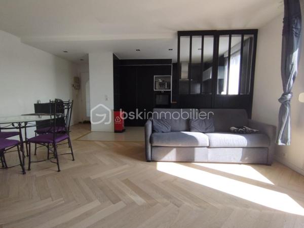 Découvrez cet appartement de charme idéalement situé au sein d'une copropriété paisible à proximité de toutes commodités. 

Ce bien d'environ 60m² en duplex, niché au deuxième et dernier étage, offre trois pièces lumineuses ainsi  qu'un balcon .

Au RDC:  une cuisine ouverte et spacieuse ainsi que la pièce de vie.

Au 1er étage: Deux belles chambres, une salle de bain.

Grâce à un agencement astucieux, chaque espace est optimisé pour votre confort.

Profitez d'une place de parking privé, prêts à accueillir votre véhicule en toute sécurité.

Les commerces, écoles et transports sont à quelques pas, facilitant vos déplacements quotidiens. 

 Contactez Franck Alves pour programmer une visite!