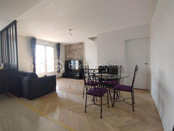 Découvrez cet appartement de charme idéalement situé au sein d'une copropriété paisible à proximité de toutes commodités. 

Ce bien d'environ 60m² en duplex, niché au deuxième et dernier étage, offre trois pièces lumineuses ainsi  qu'un balcon .

Au RDC:  une cuisine ouverte et spacieuse ainsi que la pièce de vie.

Au 1er étage: Deux belles chambres, une salle de bain.

Grâce à un agencement astucieux, chaque espace est optimisé pour votre confort.

Profitez d'une place de parking privé, prêts à accueillir votre véhicule en toute sécurité.

Les commerces, écoles et transports sont à quelques pas, facilitant vos déplacements quotidiens. 

 Contactez Franck Alves pour programmer une visite!