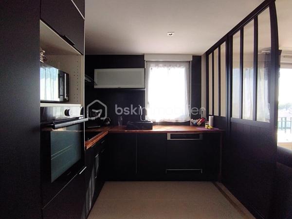 Découvrez cet appartement de charme idéalement situé au sein d'une copropriété paisible à proximité de toutes commodités. 

Ce bien d'environ 60m² en duplex, niché au deuxième et dernier étage, offre trois pièces lumineuses ainsi  qu'un balcon .

Au RDC:  une cuisine ouverte et spacieuse ainsi que la pièce de vie.

Au 1er étage: Deux belles chambres, une salle de bain.

Grâce à un agencement astucieux, chaque espace est optimisé pour votre confort.

Profitez d'une place de parking privé, prêts à accueillir votre véhicule en toute sécurité.

Les commerces, écoles et transports sont à quelques pas, facilitant vos déplacements quotidiens. 

 Contactez Franck Alves pour programmer une visite!