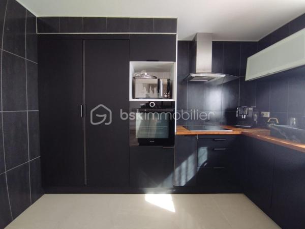 Découvrez cet appartement de charme idéalement situé au sein d'une copropriété paisible à proximité de toutes commodités. 

Ce bien d'environ 60m² en duplex, niché au deuxième et dernier étage, offre trois pièces lumineuses ainsi  qu'un balcon .

Au RDC:  une cuisine ouverte et spacieuse ainsi que la pièce de vie.

Au 1er étage: Deux belles chambres, une salle de bain.

Grâce à un agencement astucieux, chaque espace est optimisé pour votre confort.

Profitez d'une place de parking privé, prêts à accueillir votre véhicule en toute sécurité.

Les commerces, écoles et transports sont à quelques pas, facilitant vos déplacements quotidiens. 

 Contactez Franck Alves pour programmer une visite!
