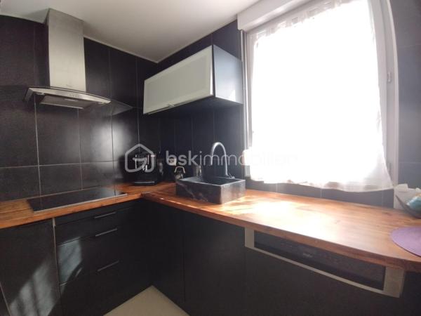 Découvrez cet appartement de charme idéalement situé au sein d'une copropriété paisible à proximité de toutes commodités. 

Ce bien d'environ 60m² en duplex, niché au deuxième et dernier étage, offre trois pièces lumineuses ainsi  qu'un balcon .

Au RDC:  une cuisine ouverte et spacieuse ainsi que la pièce de vie.

Au 1er étage: Deux belles chambres, une salle de bain.

Grâce à un agencement astucieux, chaque espace est optimisé pour votre confort.

Profitez d'une place de parking privé, prêts à accueillir votre véhicule en toute sécurité.

Les commerces, écoles et transports sont à quelques pas, facilitant vos déplacements quotidiens. 

 Contactez Franck Alves pour programmer une visite!