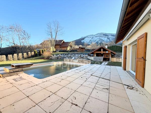 Villa Moderne de 211m² avec piscine et garage