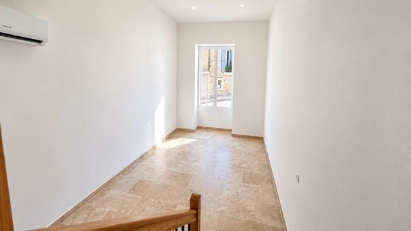 Vente                                                      Appartement
                        
                     3 pièces                      52 m2                     à Pourrières