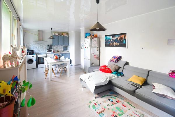 APPARTEMENT DE 71M2 ENVIRON AVEC 3 CHAMBRES AU 1ER ETAGE - CAVE - PARKINGS