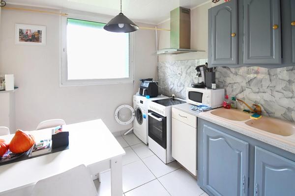 APPARTEMENT DE 71M2 ENVIRON AVEC 3 CHAMBRES AU 1ER ETAGE - CAVE - PARKINGS