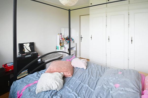 APPARTEMENT DE 71M2 ENVIRON AVEC 3 CHAMBRES AU 1ER ETAGE - CAVE - PARKINGS