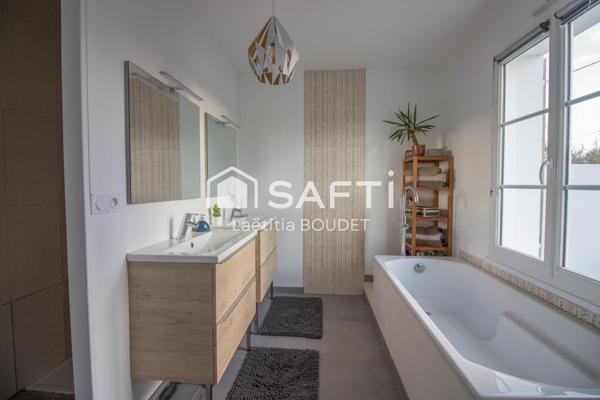 MAISON FAMILIALE AVEC PISCINE CHAUFFEE, STUDIO INDEPENDANT ET GARAGES - POSER VOS VALISES !