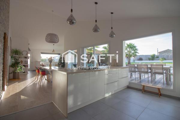 MAISON FAMILIALE AVEC PISCINE CHAUFFEE, STUDIO INDEPENDANT ET GARAGES - POSER VOS VALISES !