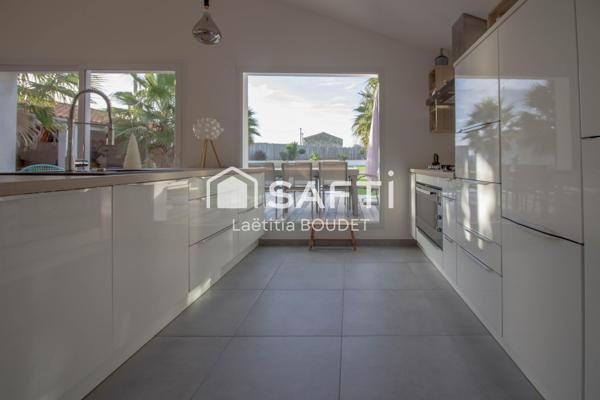 MAISON FAMILIALE AVEC PISCINE CHAUFFEE, STUDIO INDEPENDANT ET GARAGES - POSER VOS VALISES !